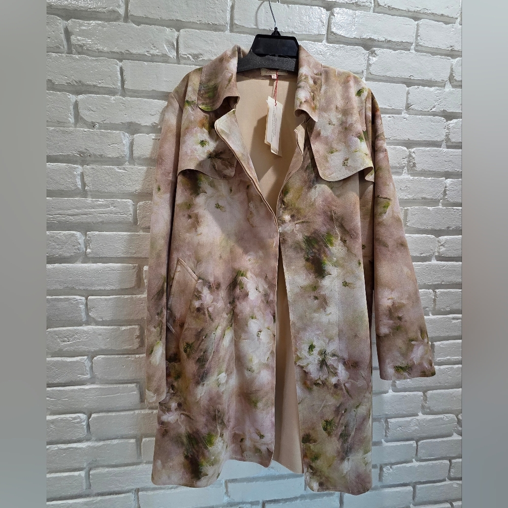 Solitaire floral watercolor design.  Suede like texture jacket. Lined . XL